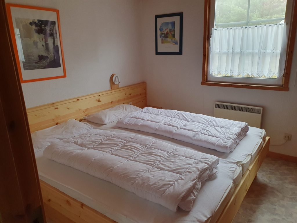Innenaufnahme vom Ferienhaus Kormoran in Userin mit Schlafzimmer und Doppelbett. 