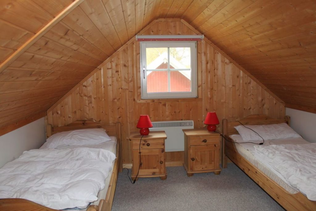 Innenaufnahme vom Ferienhaus Kormoran in Userin, Schlafzimmer mit zwei Einzelbetten. 