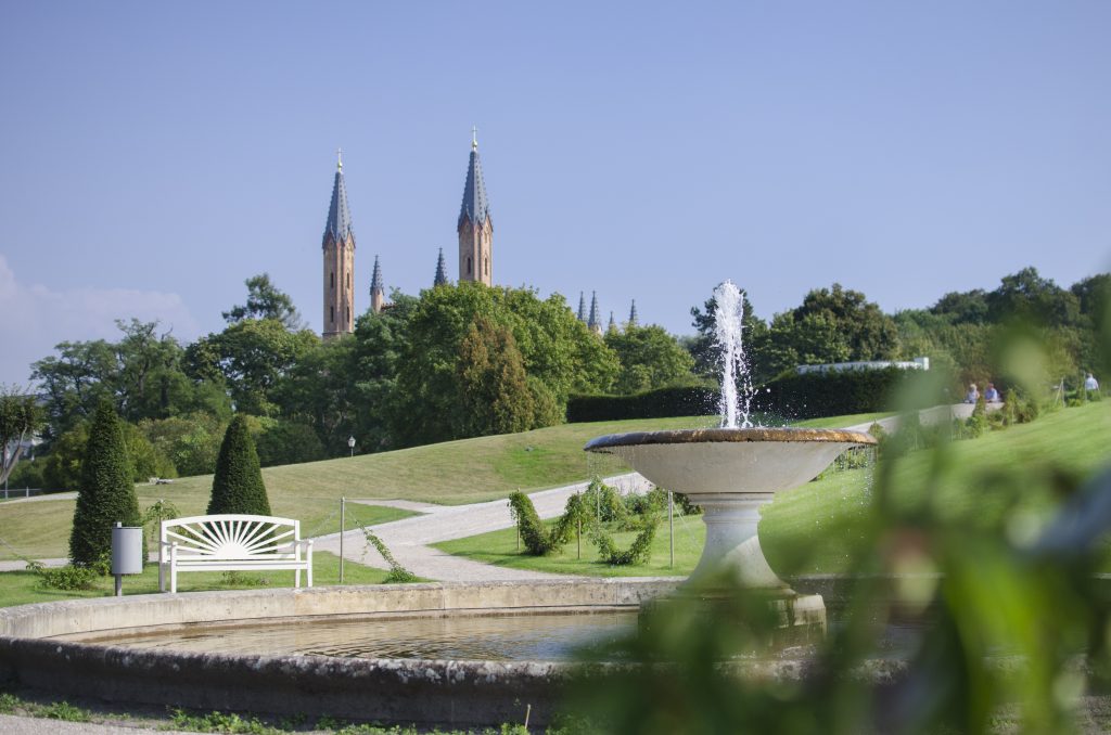 Schlossgarten Neustrelitz mit den Türmen der Schlosskirche im Hintergrund.