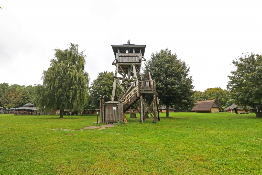 Slawendorf Neustrelitz, ein Aussichtsturm aus Holz.
