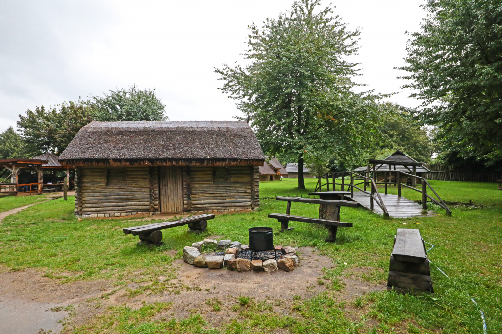 Slawendorf Neustrelitz, einer kleine Holzhütte und Sitzgelegenheiten um eine Feuerstelle.