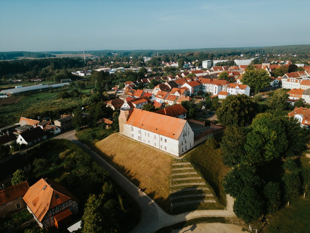 Luftaufnahme der Burg in Wesenberg.