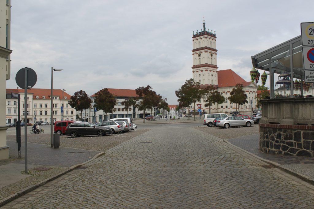 Marktplatz Neustrelitz mit Kirche.