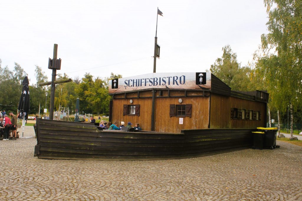 Ein Bistro in Form eines Schiffes am Stadthafen Neustrelitz.