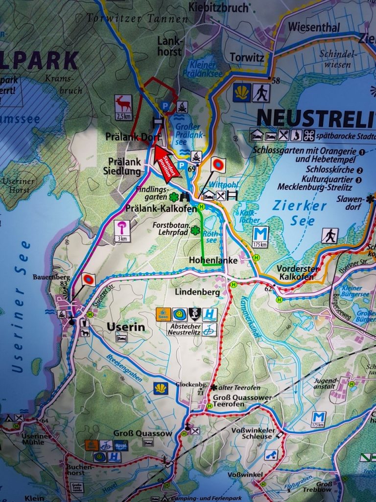 Ausschnitt einer Wegekarte mit den Orten Userin, Prälank, Groß Quassow und Teilen von Neustrelitz, perfekt für Wanderungen in Mecklenburg-Vorpommern.