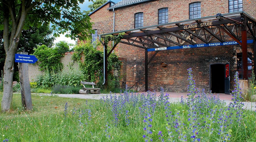 Alte Kachelofenfabrik Neustrelitz mit Galerie, Kino, Kneipe, Restaurant und Gartenkaffee.