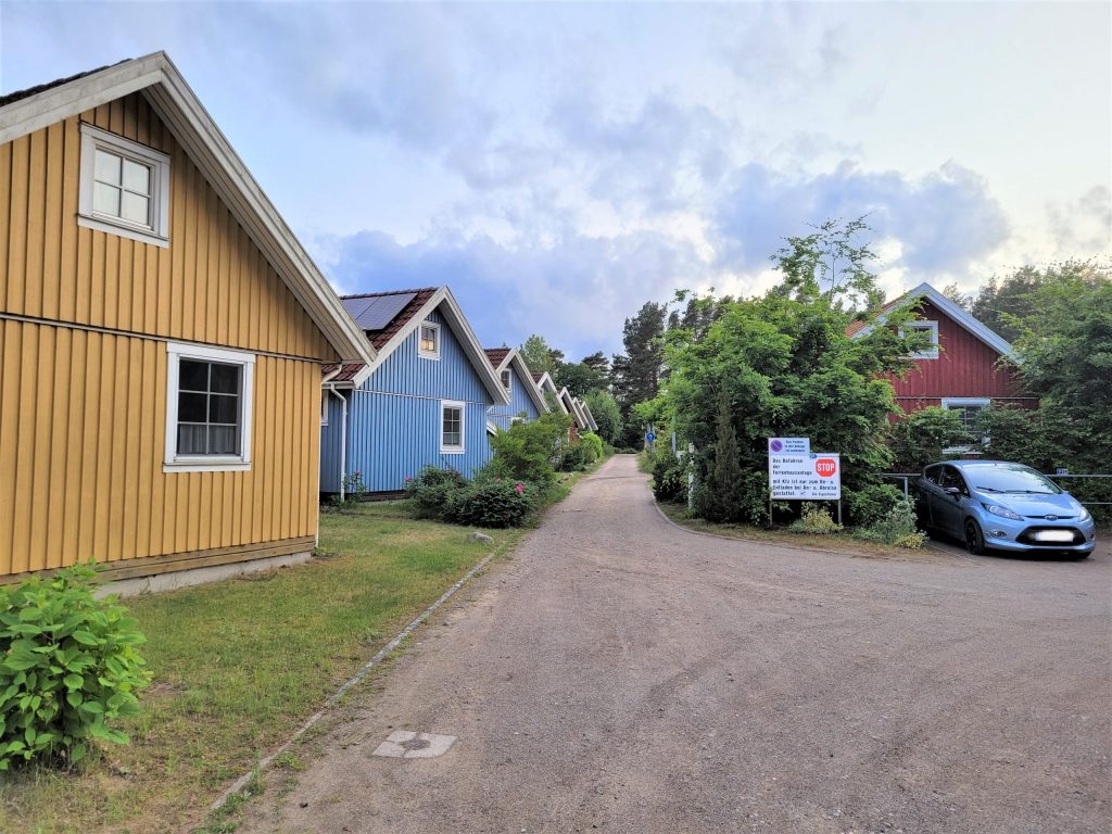 Bunte Schwedenhäuser und Teil eines Parkplatzes