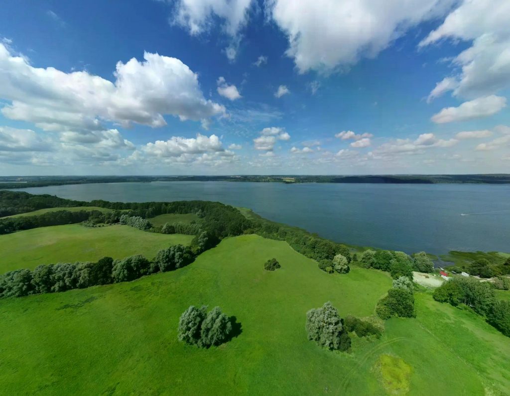Blick auf Tollensesee mit Radweg
